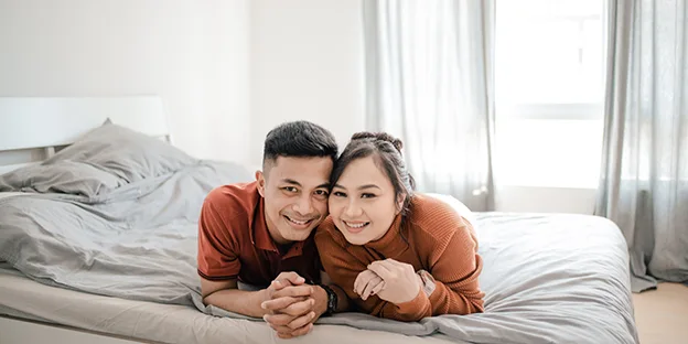 Prewedding indoor Tidur di Kasur casual