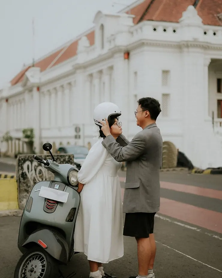 Prewedding outdoor unik lucu retro