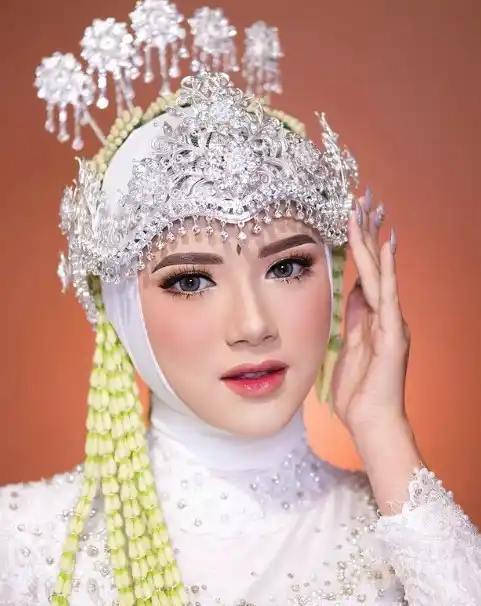 Rias Pengantin Adat Sunda Gaya Ombre hijab