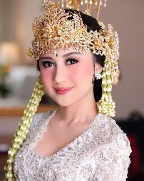 Rias Pengantin Adat Sunda warna make up cerah