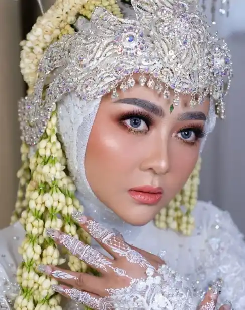 Riasan Pengantin Adat Sunda Blush On Pink Muda hijab