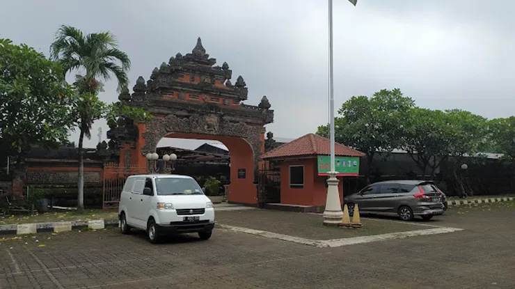 area depan Gedung Puspa Pesona Taman Anggrek