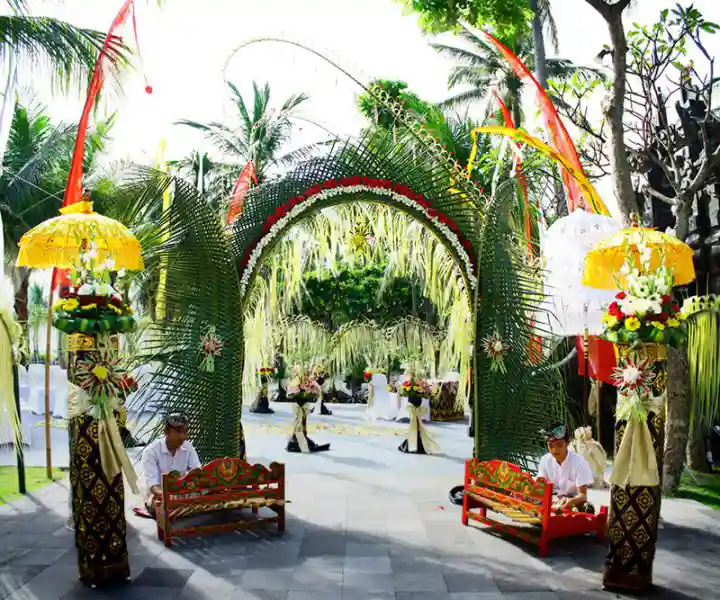 dekorasi gapura pernikahan bali tradisional