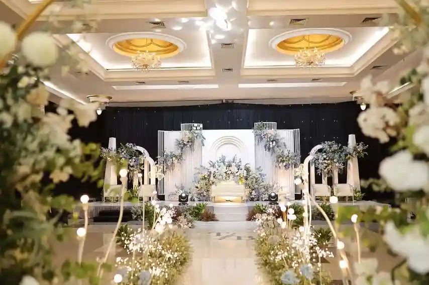 dekorasi pernikahan elegan di gedung