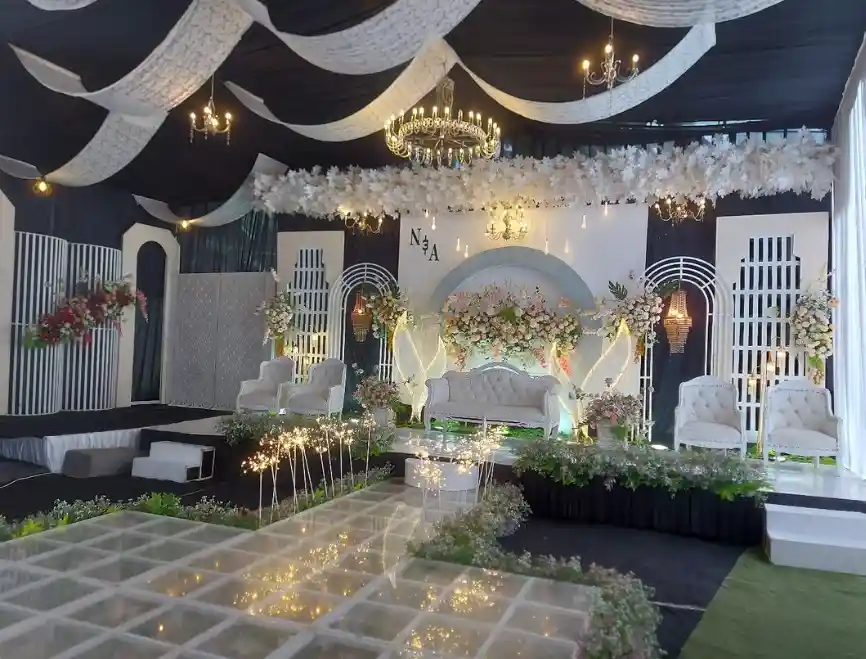dekorasi pernikahan full karpet dan kaca