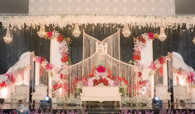 dekorasi pernikahan mewah penuh lampion