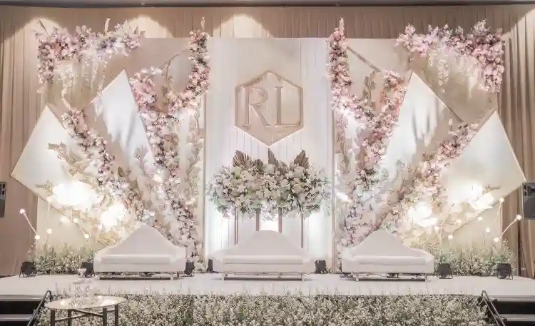 dekorasi pernikahan mewah warna pink