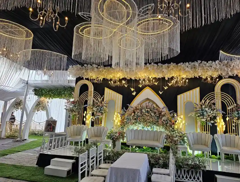 dekorasi pernikahan simple full lampion
