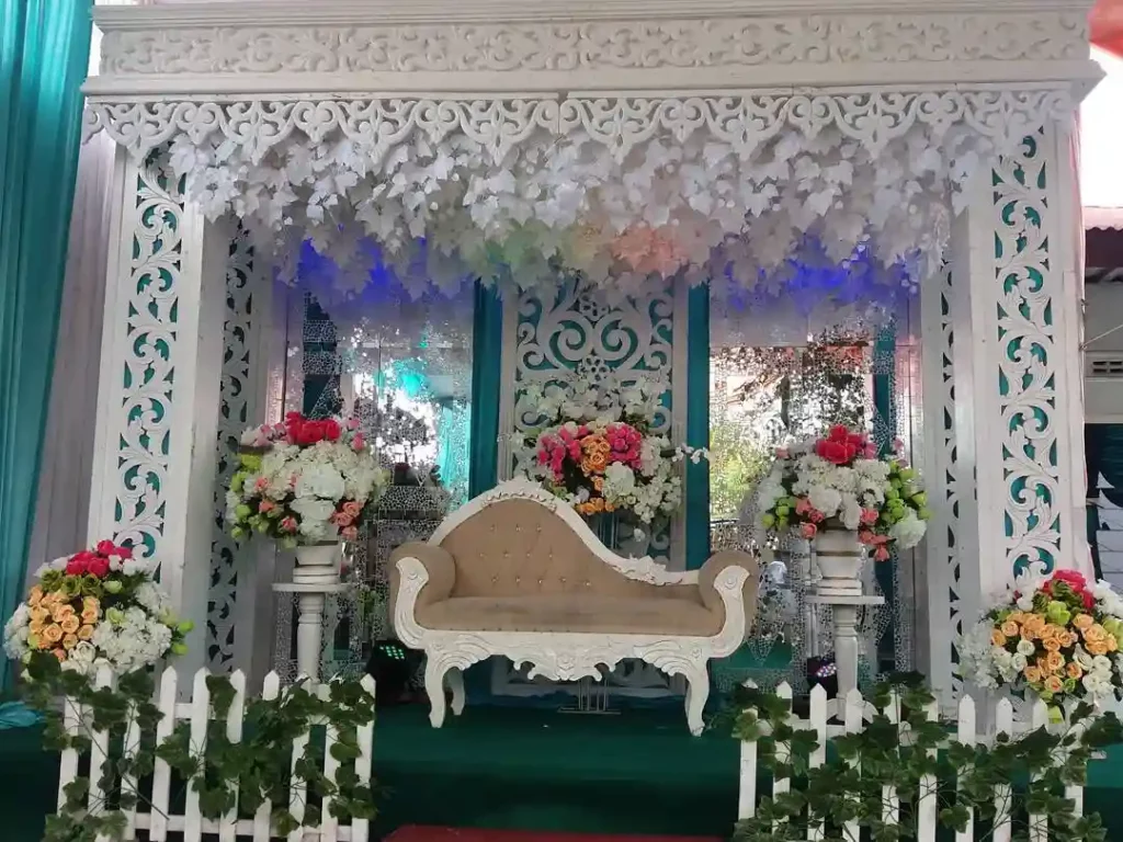 dekorasi pernikahan simple satu kursi