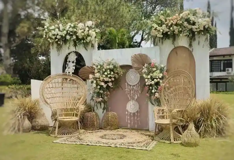 dekorasi photo booth pernikahan outdoor