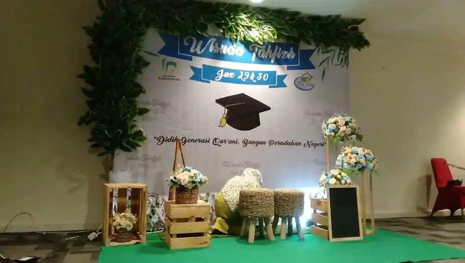 dekorasi photo booth sekolah wisuda