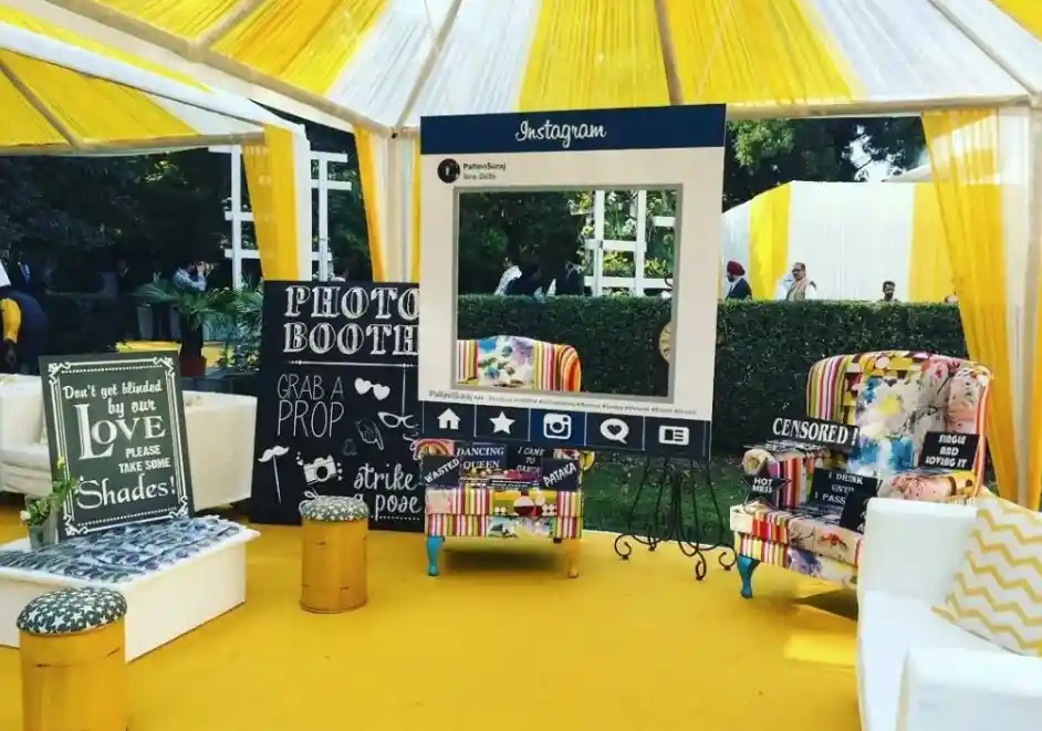 dekorasi photo booth simpel untuk acara pernikahan