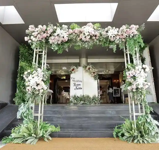 dekorasi pintu masuk pernikahan di gedung