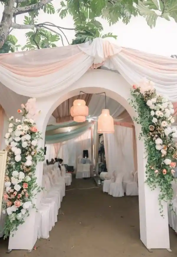 dekorasi pintu masuk pernikahan sederhana di rumah