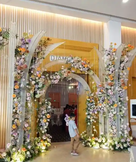 dekorasi pintu masuk wedding kaca di gedung