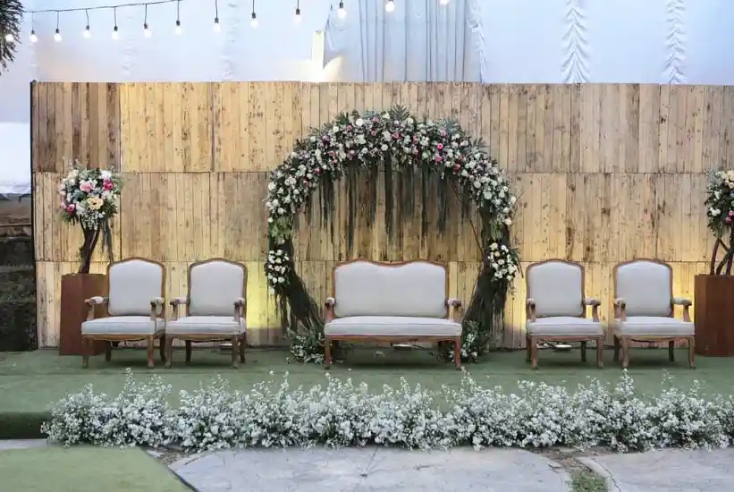 dekorasi wedding outdoor vintage full kayu