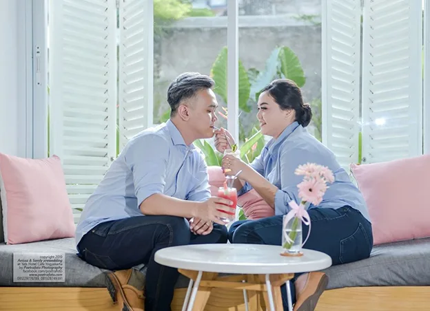 foto Prewedding indoor Ruang Makan