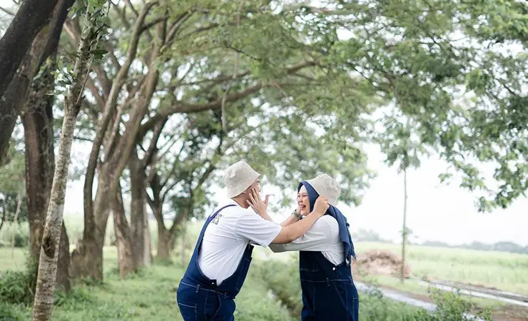 foto prewed casual putih lucu