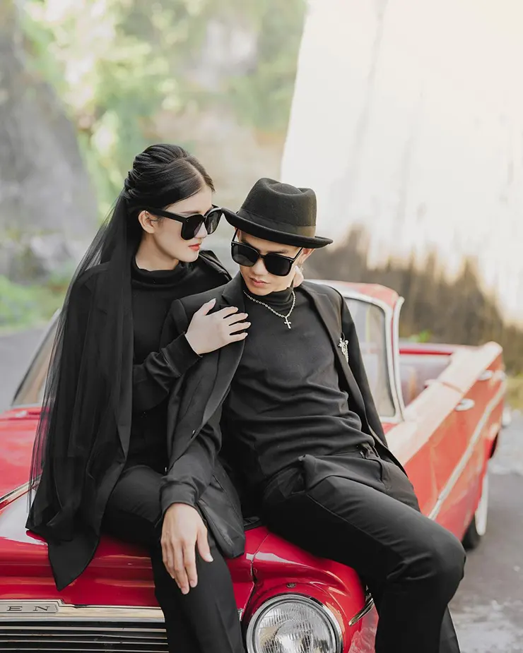 foto prewedding ala Mafia depan Mobil