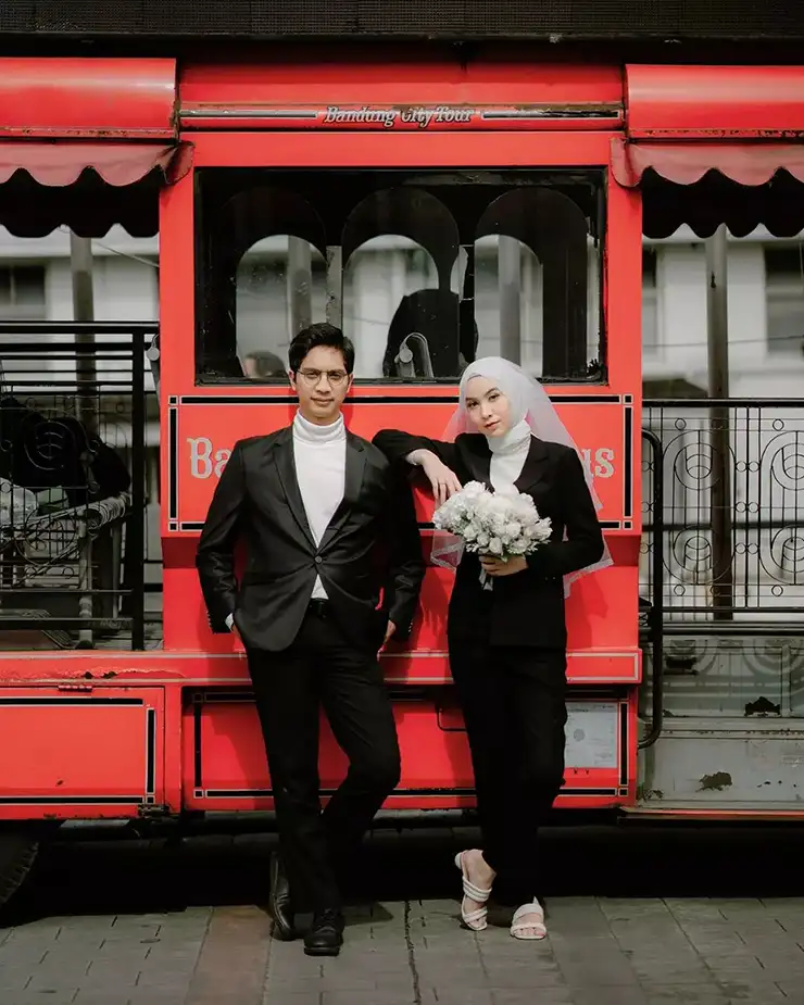 foto prewedding ala mafia depan kereta