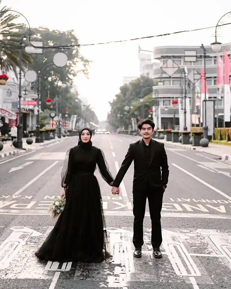 foto prewedding ala mafia pakai gown