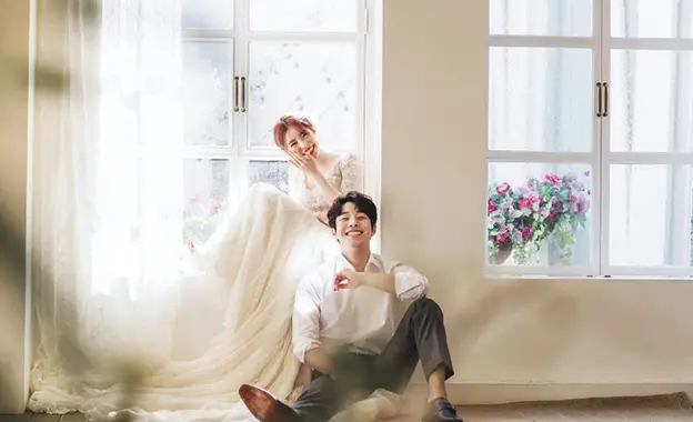 foto prewedding indoor ala korea depan kaca