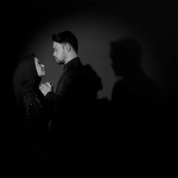 foto prewedding indoor background hitam