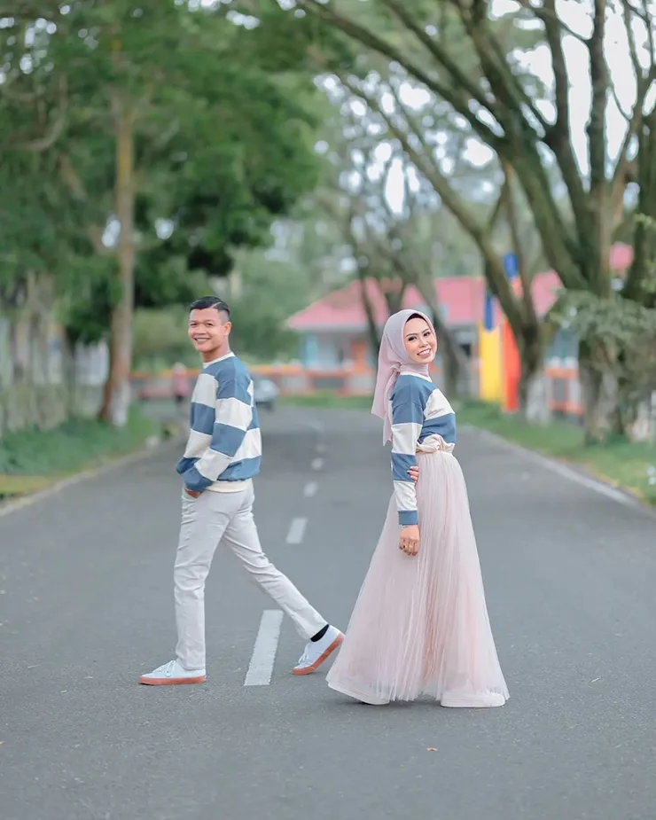 foto prewedding outdoor di jalan raya