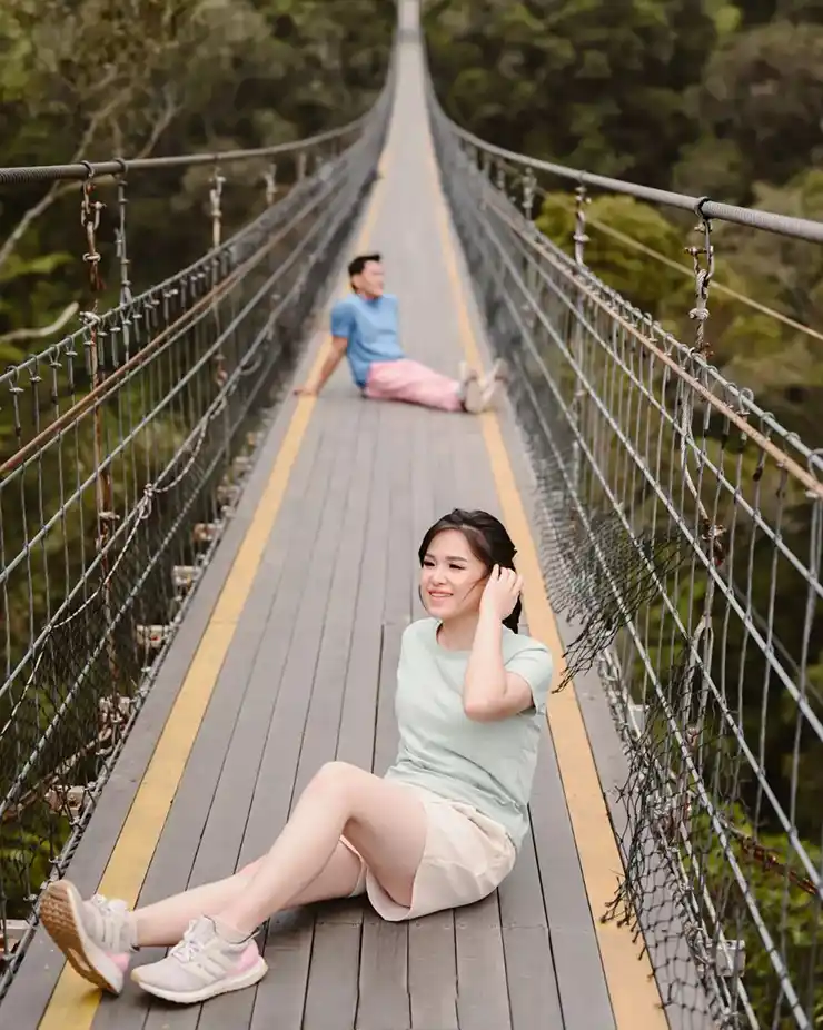 foto prewedding outdoor di jembatan