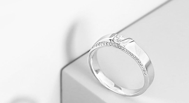 model cincin tunangan emas putih