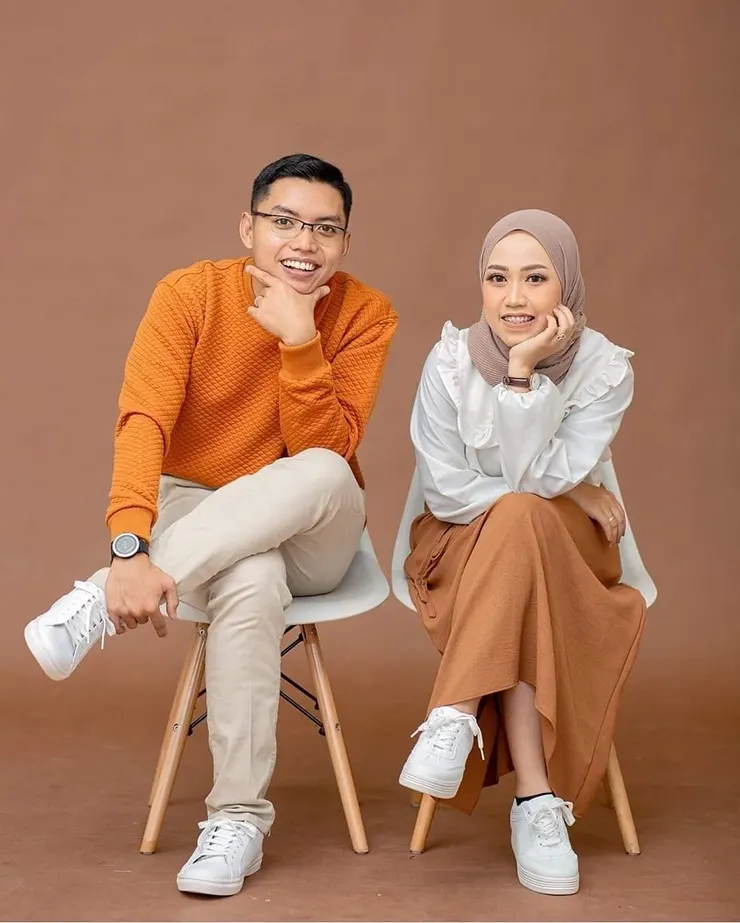 pose foto prewedding tanpa sentuhan indoor