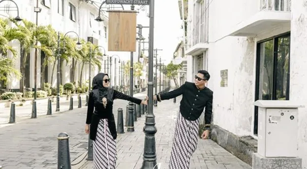 prewedding baju hitam tradisional pinggir jalan