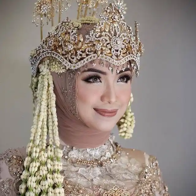 riasan pengantin adat sunda menggunakan siger